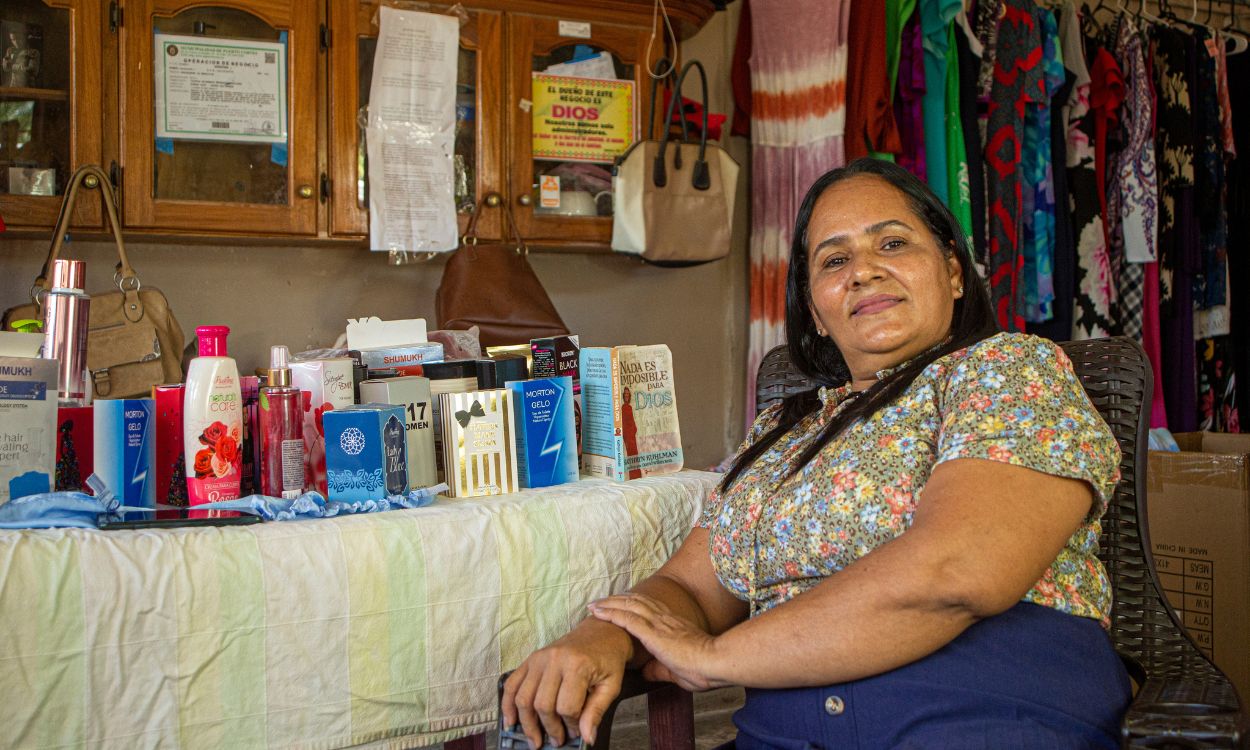 Emprendedora empoderada mostrando su diversa gama de productos, destacando la resiliencia y dedicación de los pequeños negocios