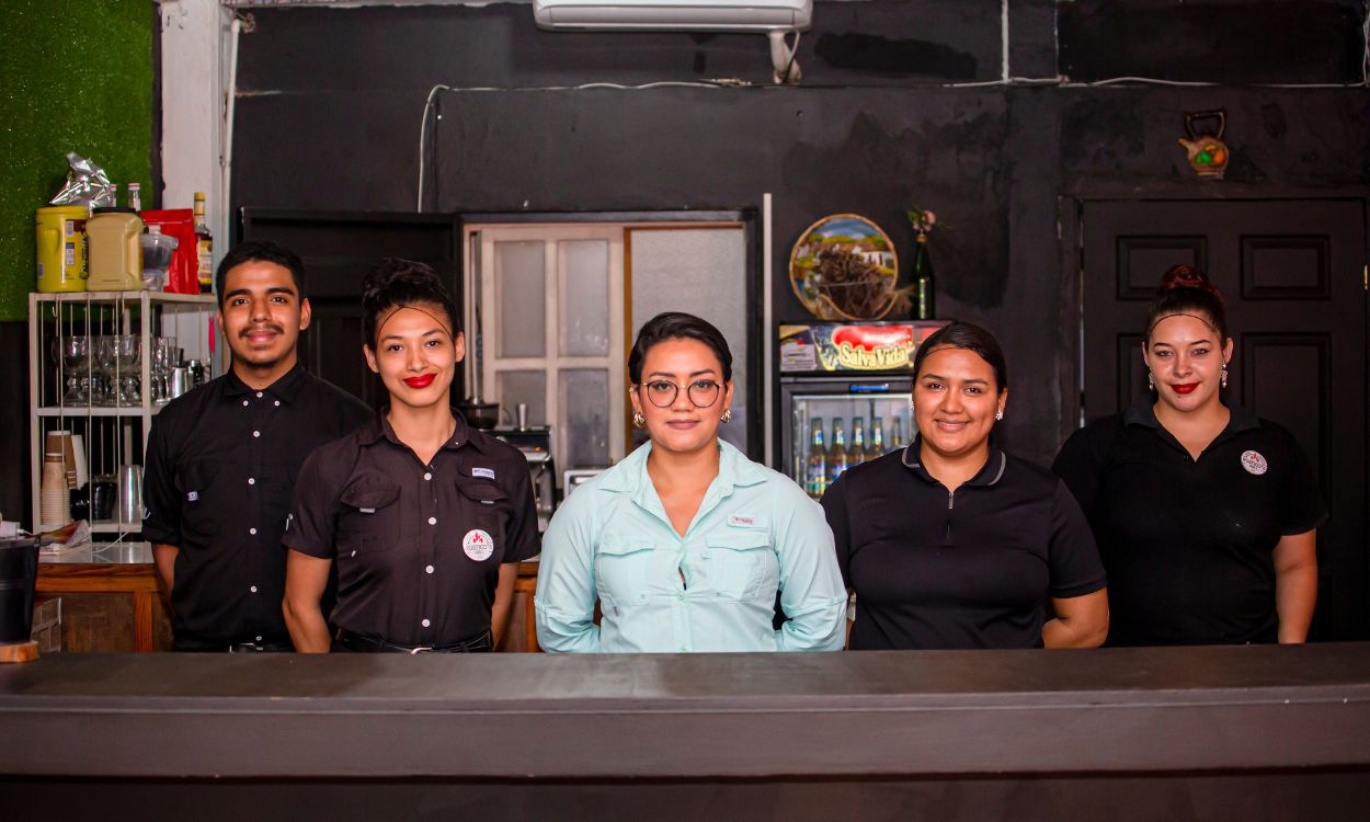 Equipo unido y profesional preparado para ofrecer un excelente servicio con amabilidad y dedicación